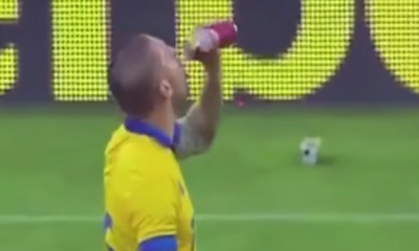 Bulgaarse voetballer drinkt bier en scoort in de laatste minuut